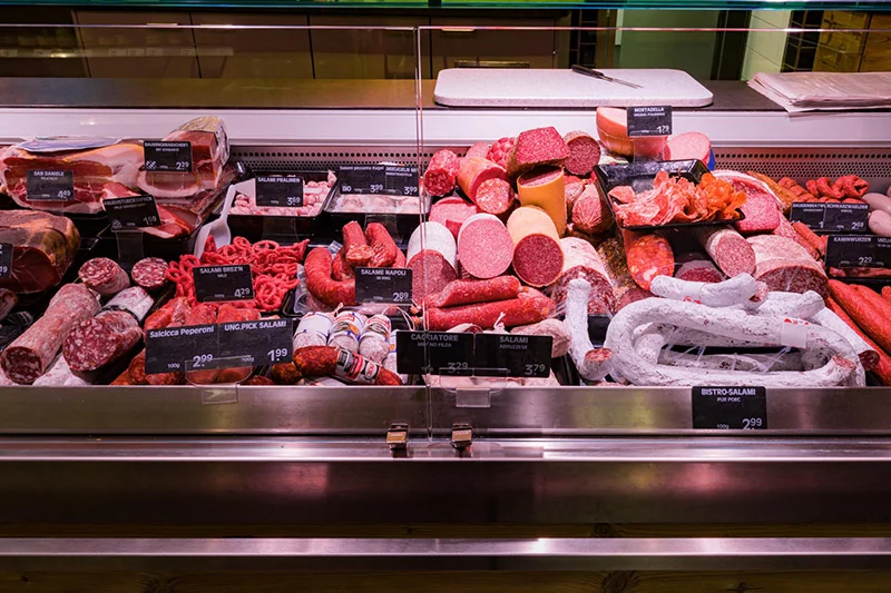 Wursttheke mit regionalen Wurstwaren im EDEKA Schermelleh Karlsfeld