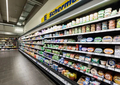 Kühlregal mit Molkereiprodukten