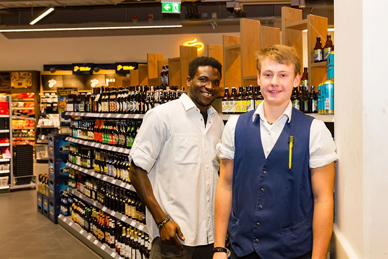 Zwei Auszubildende des EDEKA Schermelleh Teams im Markt